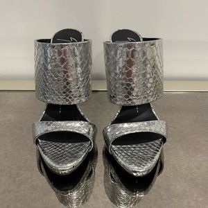 GIUSEPPE ZANOTTI Silver Embossed Mules